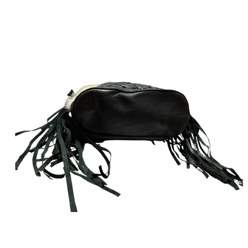 Bolsa con flecos artesanal de cuero natural.