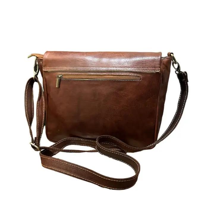 Bolso bandolera con solapa de piel natural. Unisex - Look Todo Piel - 